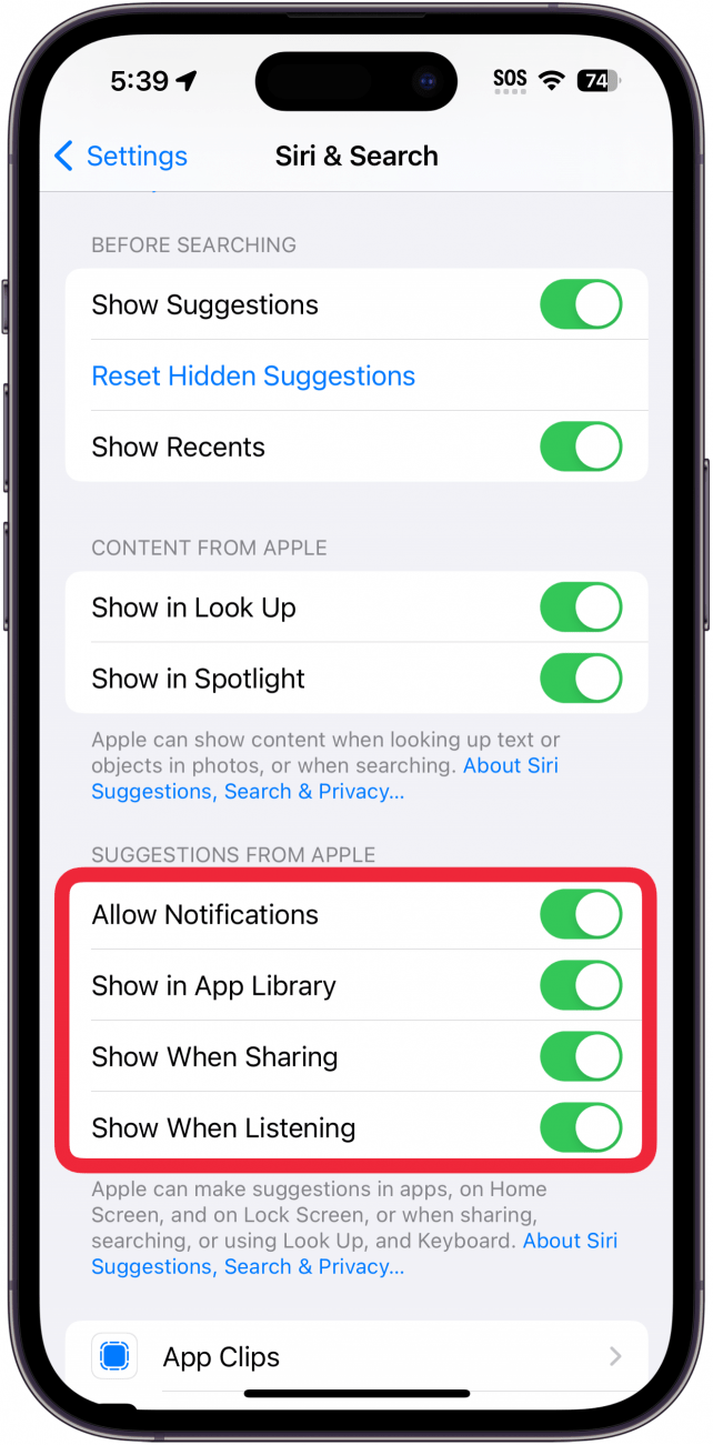 Nastavení iphone siri a vyhledávání s červeným rámečkem kolem přepínačů pro návrhy od Applu