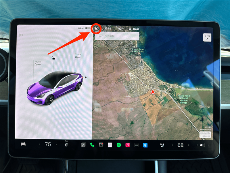 Trykk på låse-/låse opp-ikonet på Tesla-skjermen.