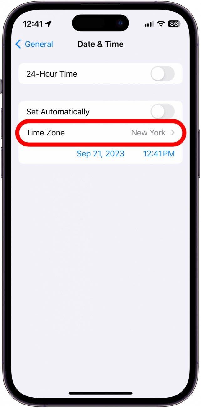 iPhone datum- och tidsinställningar med tidszon inringad i rött