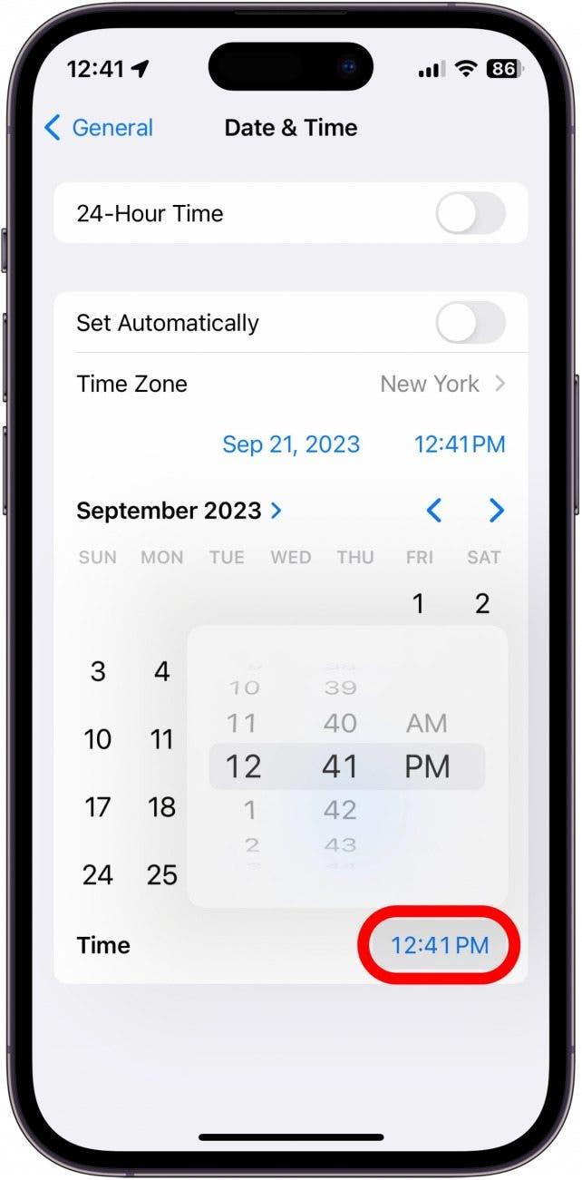 iPhone datum- och tidsinställningar med tid inringad i rött