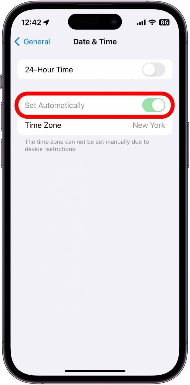 iphone datum- en tijdinstellingen met de optie automatisch instellen uitgegrijsd, wat aangeeft dat de instelling niet kan worden gewijzigd