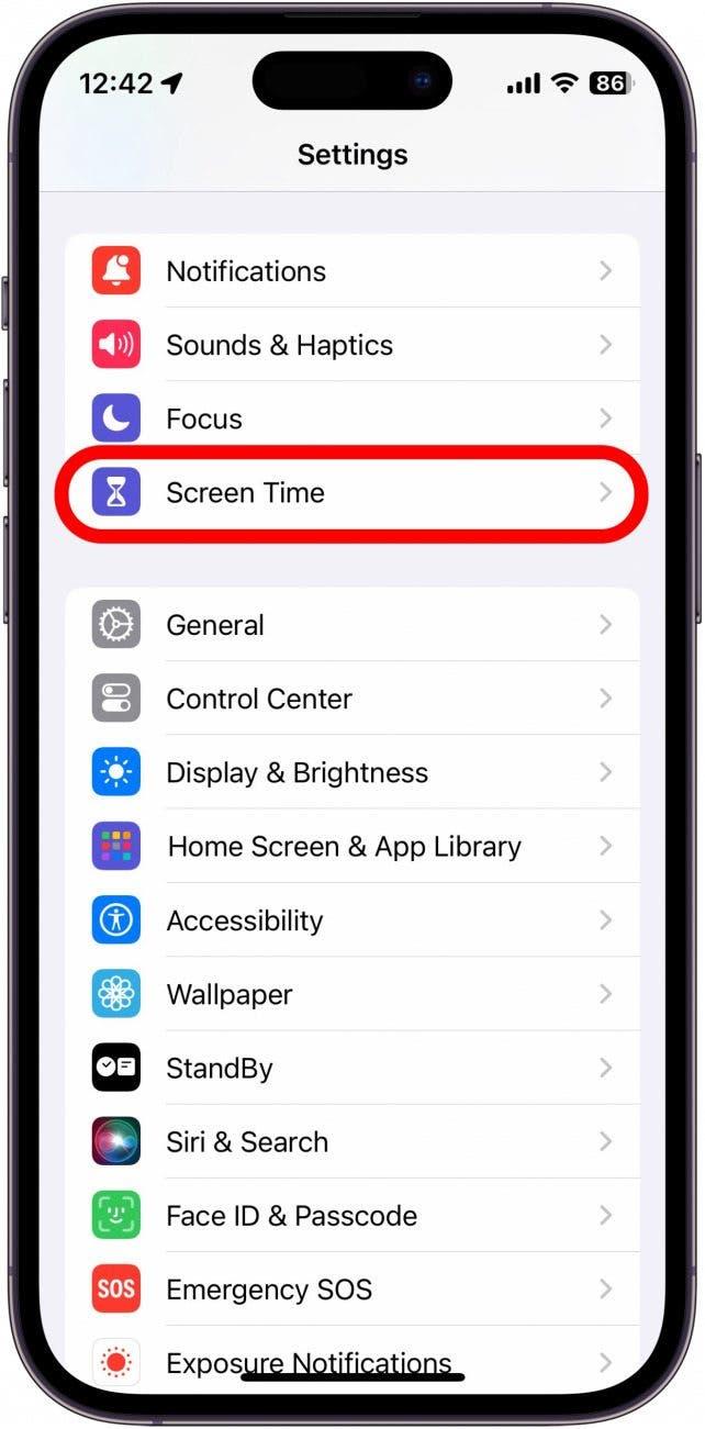 Ajustes del iphone con el tiempo de pantalla rodeado en rojo
