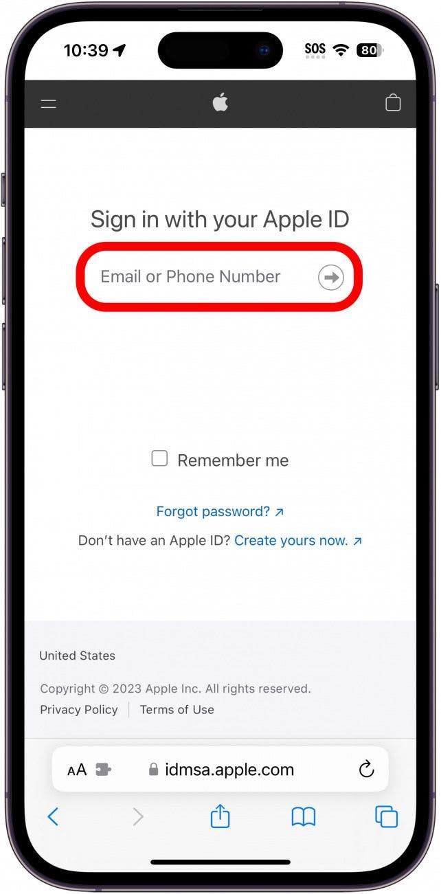 Уебстраница на iphone safari mysupport.apple.com показва подкана за влизане, като полето за имейл адрес е оградено в червено