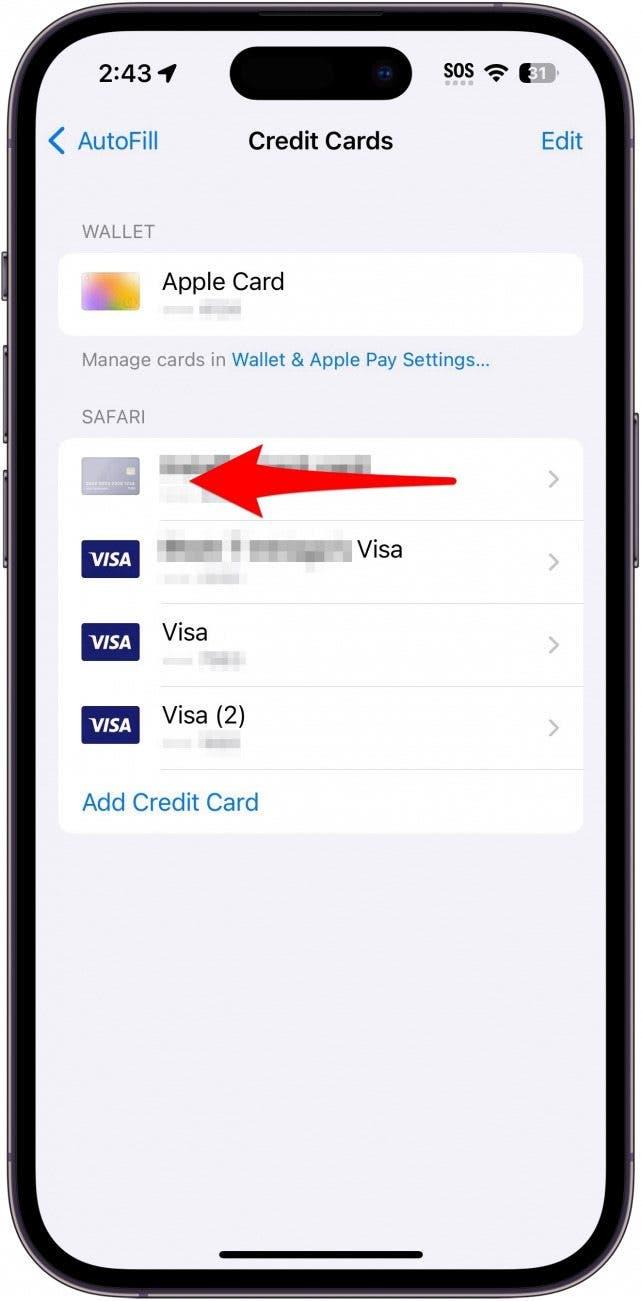 Réglages des cartes de crédit pour le remplissage automatique du safari sur iphone avec une flèche rouge pointant vers la gauche en haut d'une carte, indiquant qu'il faut glisser la carte vers la gauche.
