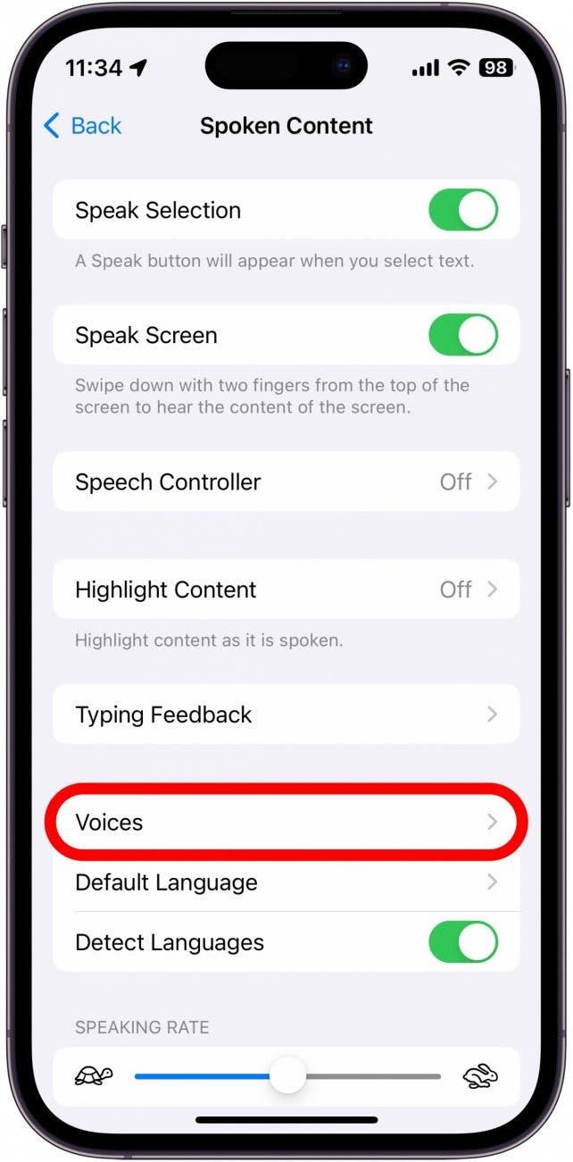 Capture d'écran des réglages de la synthèse vocale de l'iPhone avec les voix entourées en rouge
