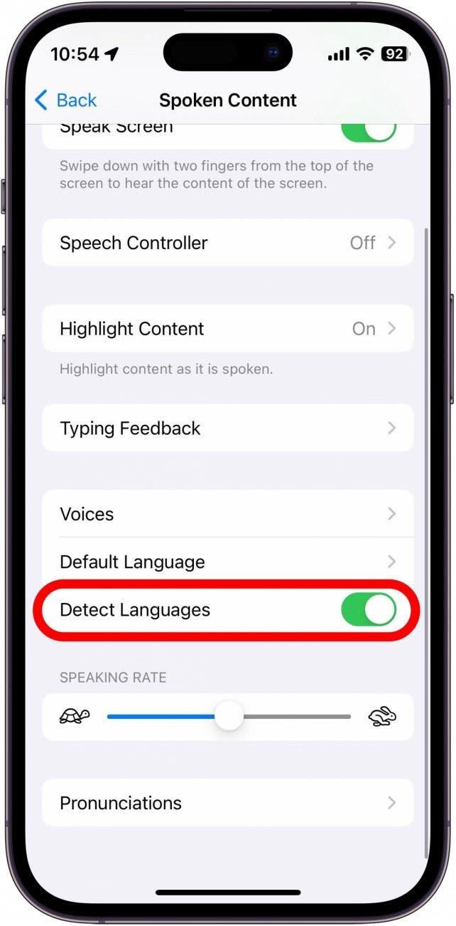 Capture d'écran des réglages de la synthèse vocale de l'iPhone avec l'option de détection des langues encerclée en rouge