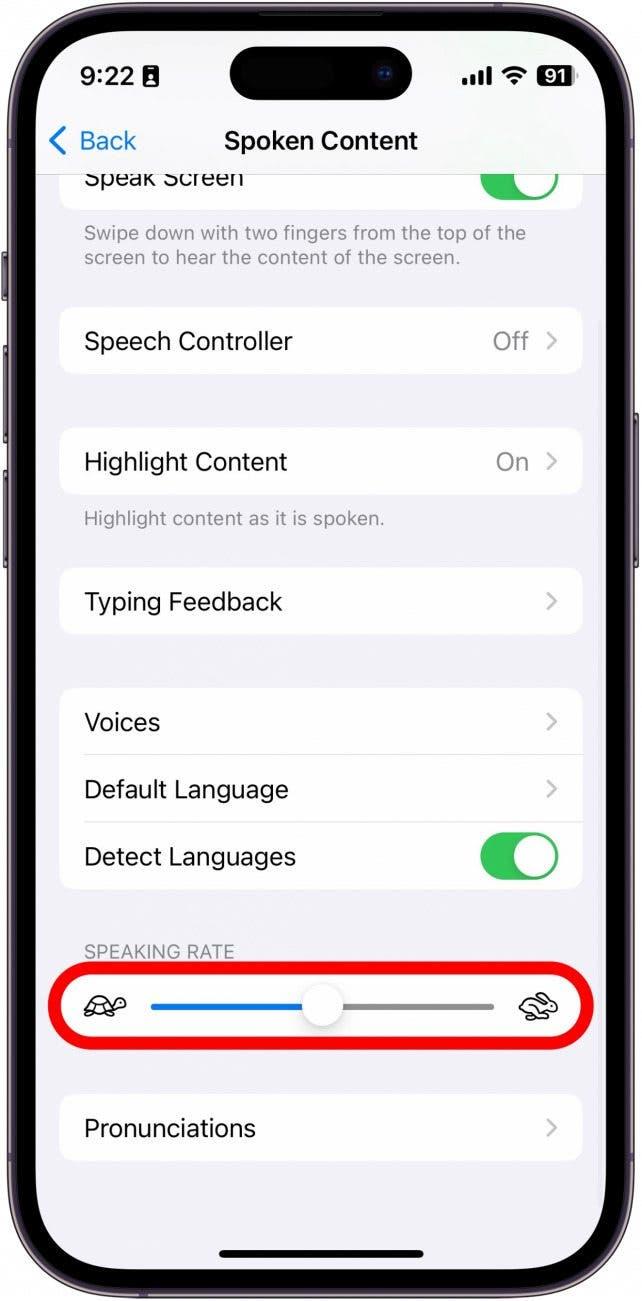 Capture d'écran des réglages de la synthèse vocale sur l'iPhone avec la barre de vitesse d'élocution encerclée en rouge