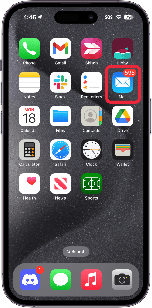 Главный экран iphone с красной рамкой вокруг почтового приложения с более чем 500 непрочитанными письмами