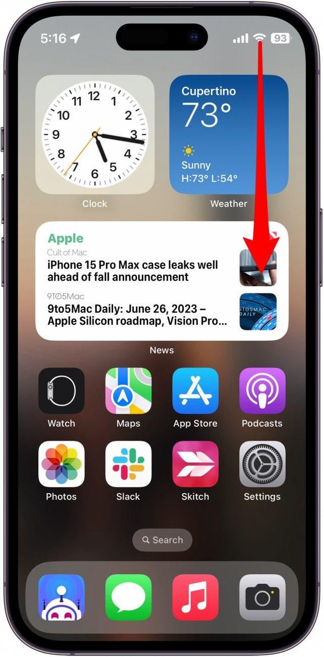 capture d'écran de l'écran d'accueil de l'iphone avec une flèche rouge partant du bord supérieur droit pour montrer un geste de balayage vers le bas