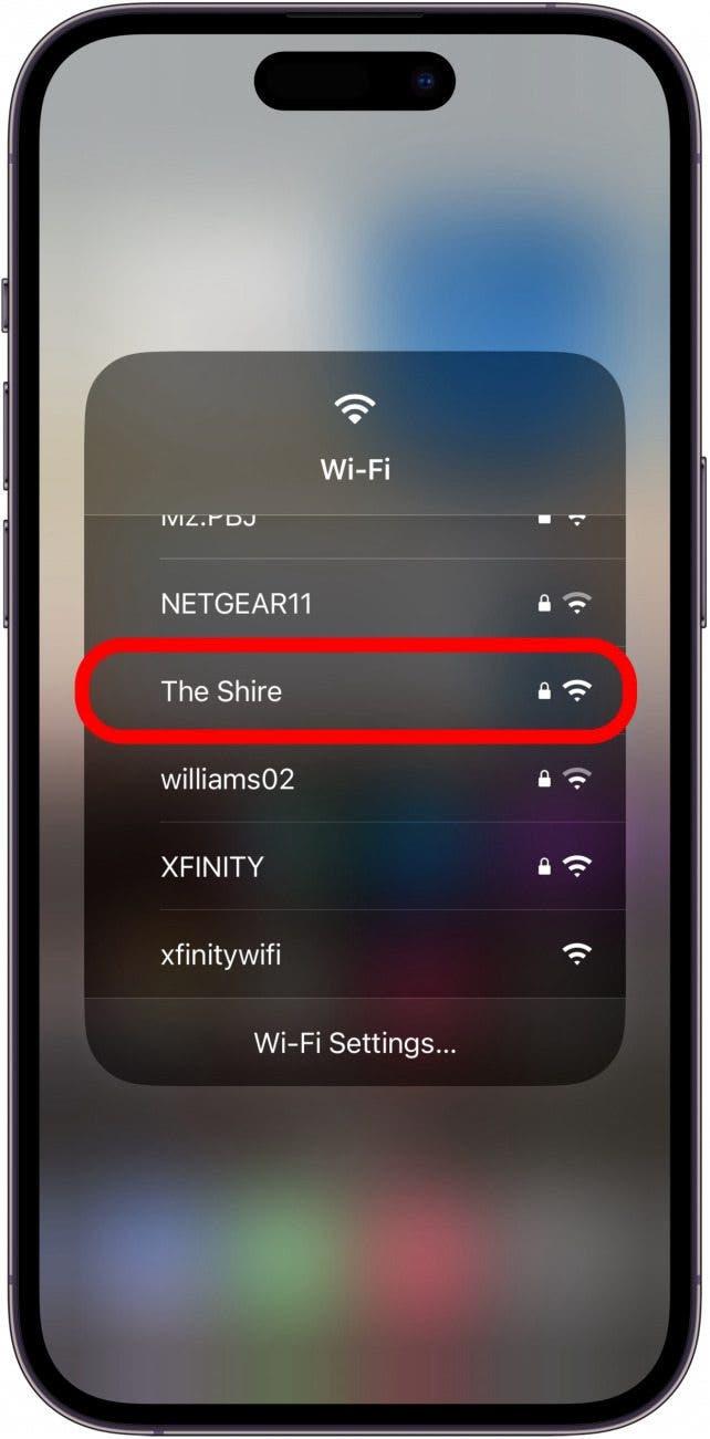liste des réseaux wifi sur l'iPhone avec un réseau spécifique entouré en rouge