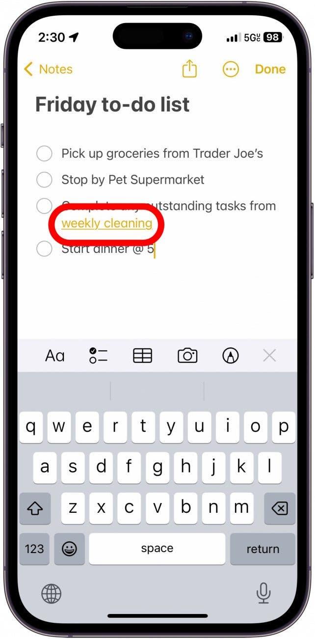 бележка за iphone с текст "седмично почистване", който вече е жълт и подчертан, което показва, че е с хипервръзка. Текстът е ограден с червен кръг