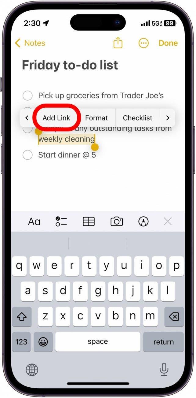 iphone note с выделенным текстом отображает меню с красным кругом вокруг кнопки добавления ссылки