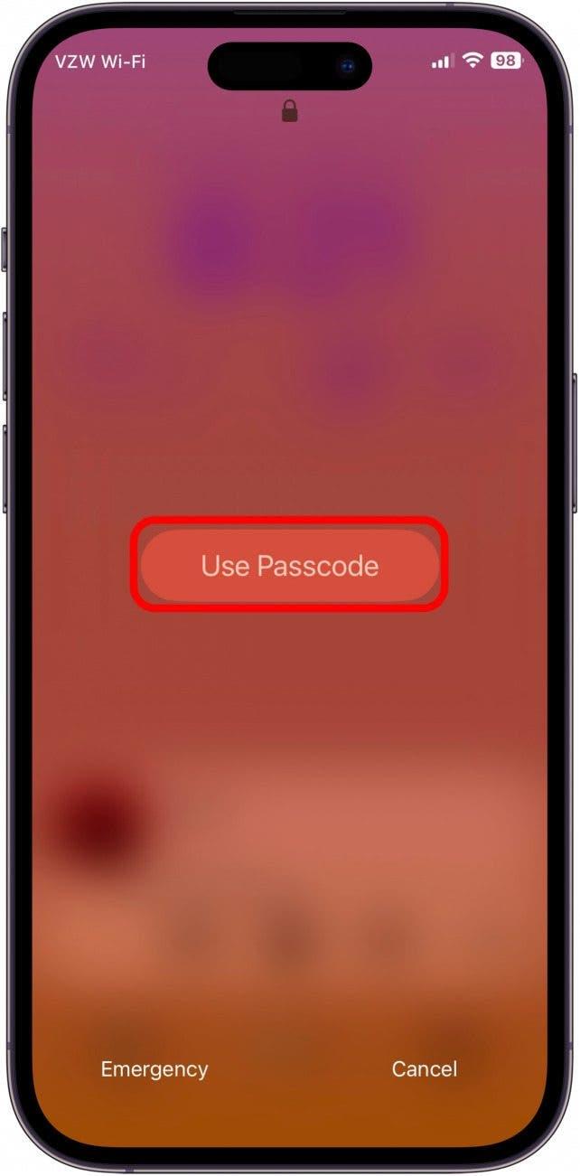 Evite utilizar o Face ID se o tiver ativado e introduza um código incorreto até o iPhone o bloquear.