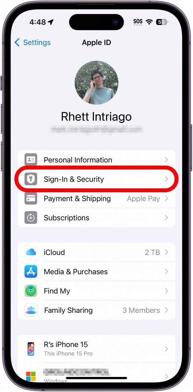 Réglages de l'identifiant Apple sur l'iPhone avec un cadre rouge autour de l'option de connexion et de sécurité