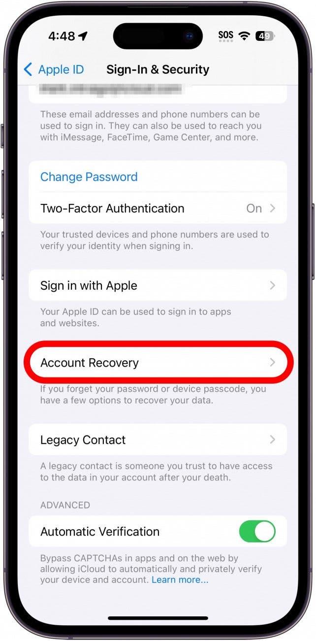 iphone apple id inloggnings- och säkerhetsinställningar med en röd ruta runt alternativet för återställningskontakt