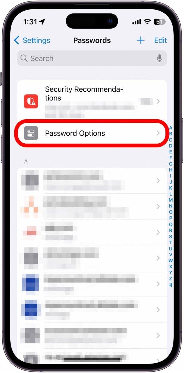Paramètres de mot de passe de l'iphone avec le bouton d'options de mot de passe encerclé en rouge