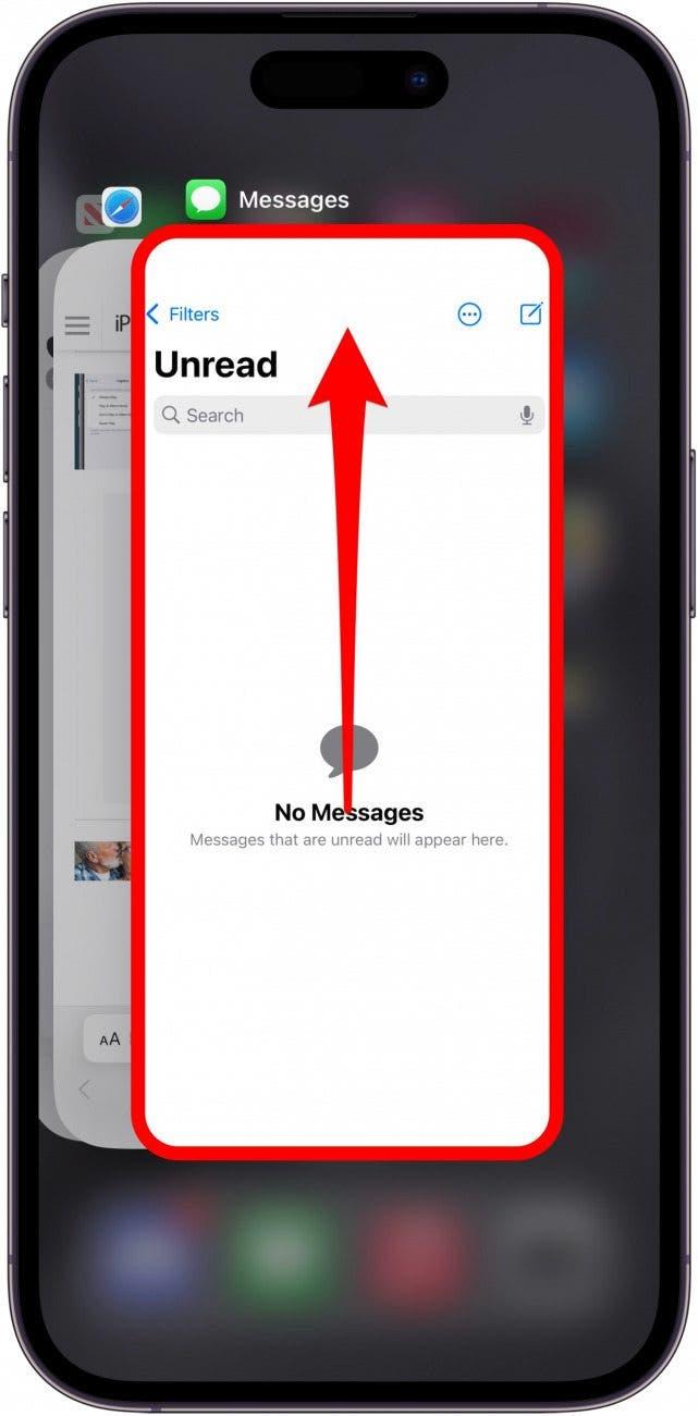 Переключатель приложений iphone с приложением, обведенным красным кружком со стрелкой, направленной вверх, указывающей на то, что нужно провести пальцем вверх, чтобы закрыть приложение