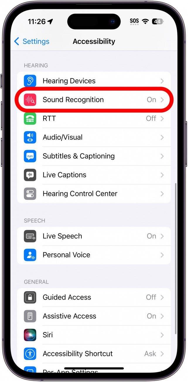 Настройки доступности iphone с функцией распознавания звука обведены красным кружком