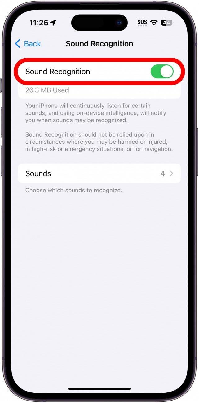 Настройки распознавания звука в iphone с тумблером распознавания звука, обведенным красным кружком