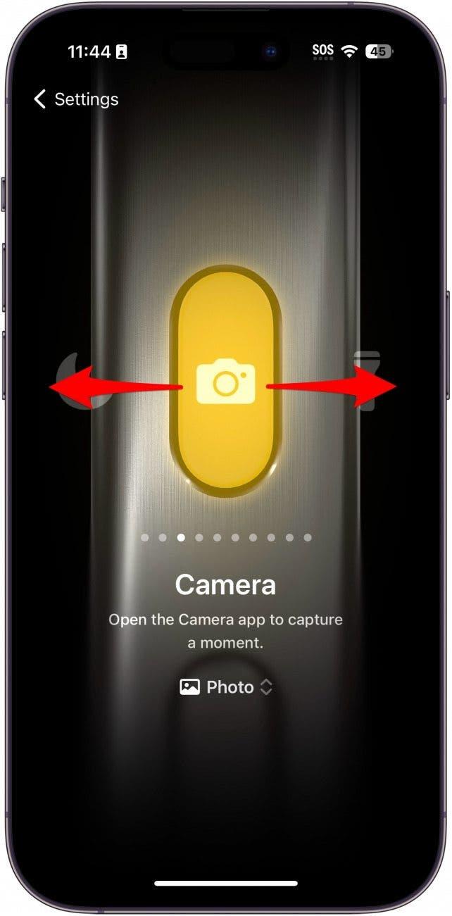 iphone Aktionsschaltfläche Einstellungen zeigt das Kamerasymbol mit einem roten Pfeil, der nach links und rechts zeigt und anzeigt, dass Sie nach links oder rechts wischen müssen