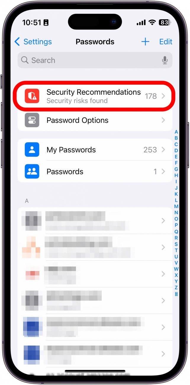 빨간색 원으로 표시된 보안 권장 사항이 있는 iPhone 비밀번호 설정 버튼
