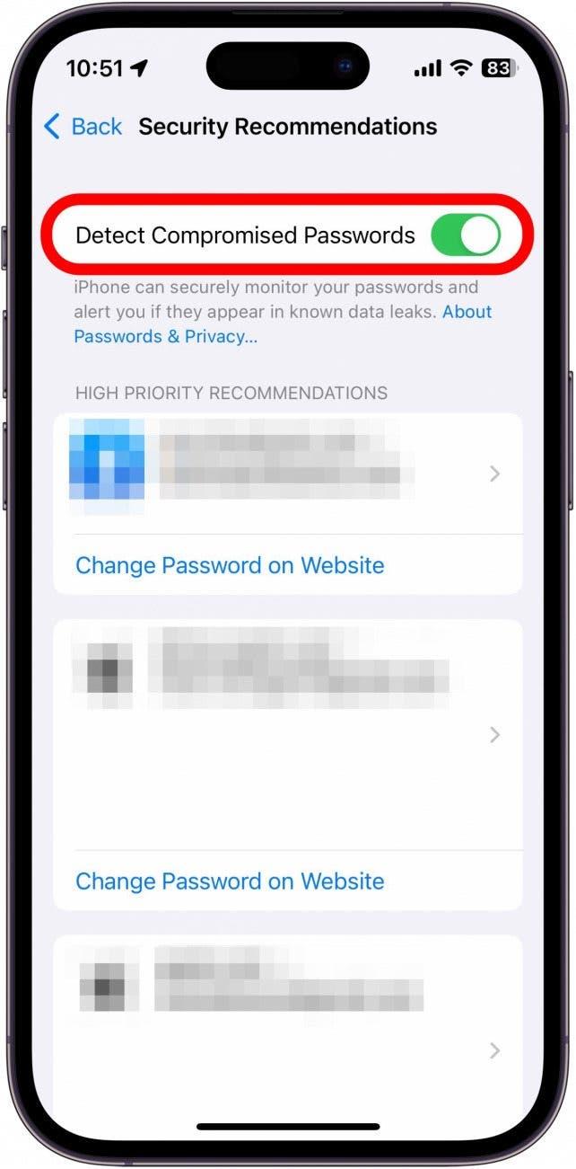 빨간색 동그라미로 표시된 유출된 비밀번호 감지 토글이 있는 iPhone 보안 권장 사항