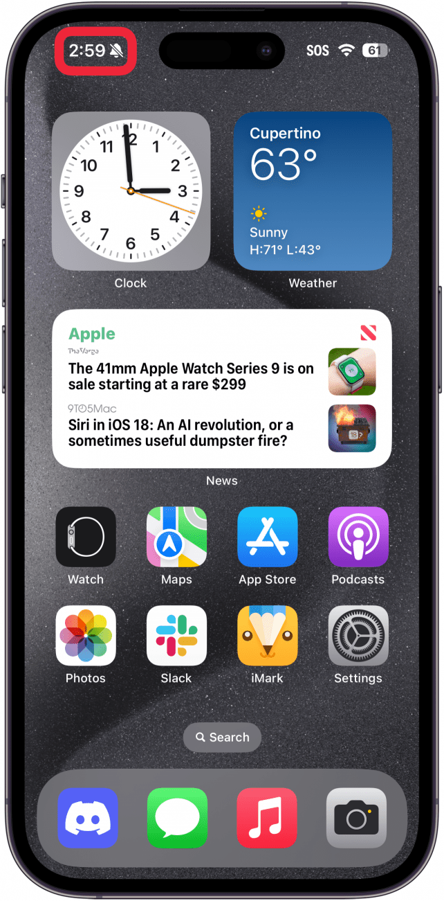 iPhone-startskjerm med en rød boks rundt ikonet for tid og lydløs modus