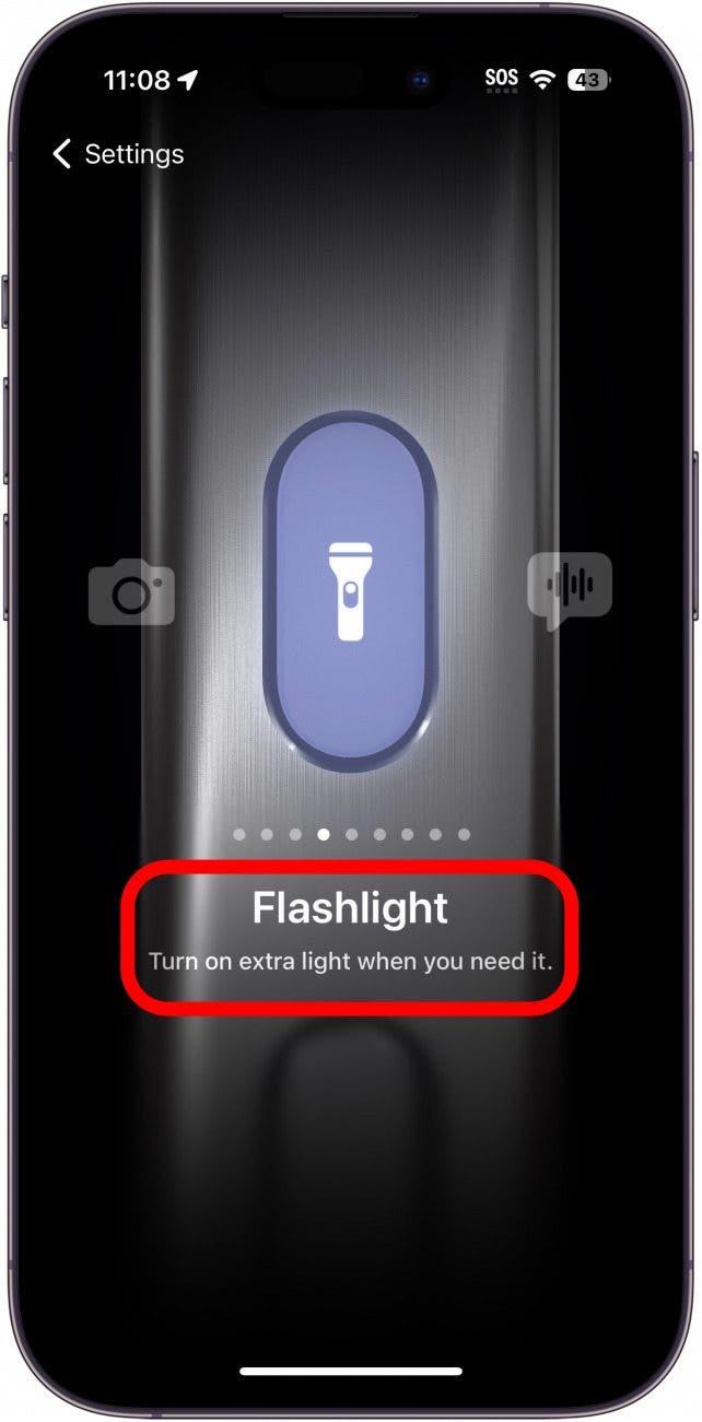 Ajustes del botón de acción del iphone que muestra el ajuste Linterna con un círculo rojo alrededor de la descripción