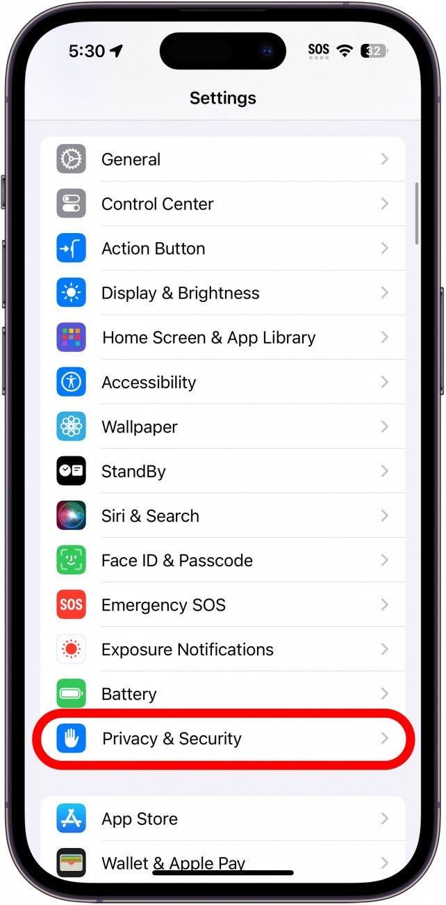 빨간색 원으로 표시된 개인 정보 보호 및 보안이 포함된 iPhone 설정
