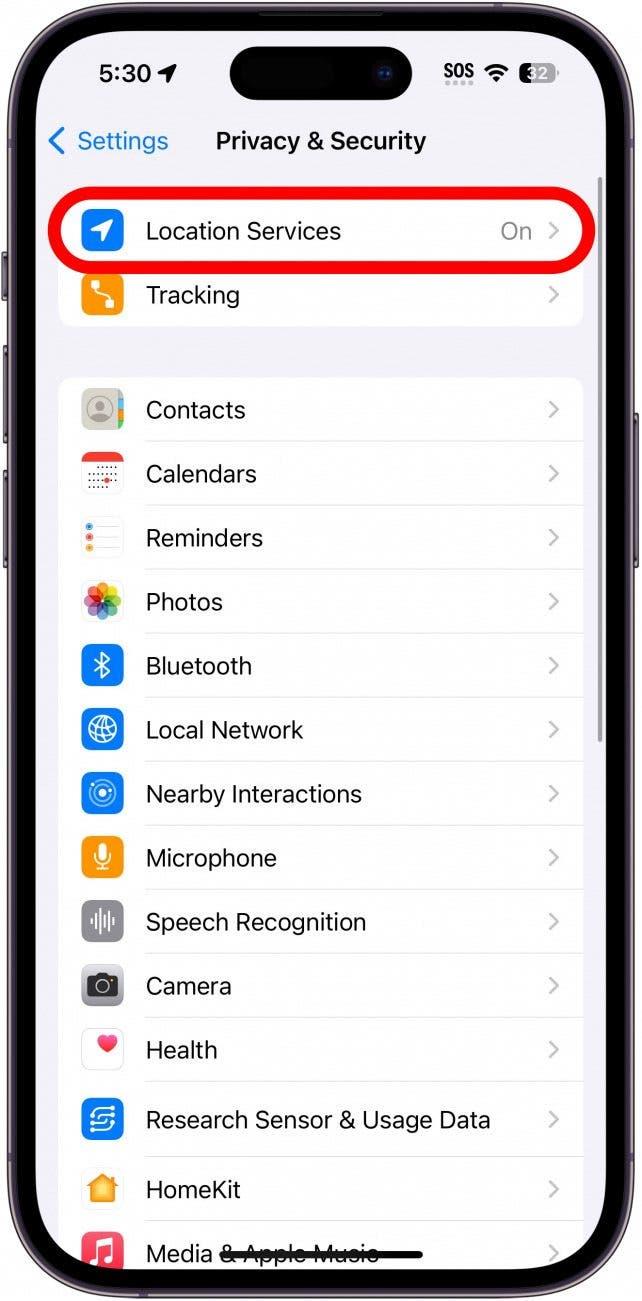 위치 서비스가 빨간색 원으로 표시된 iPhone 개인 정보 설정
