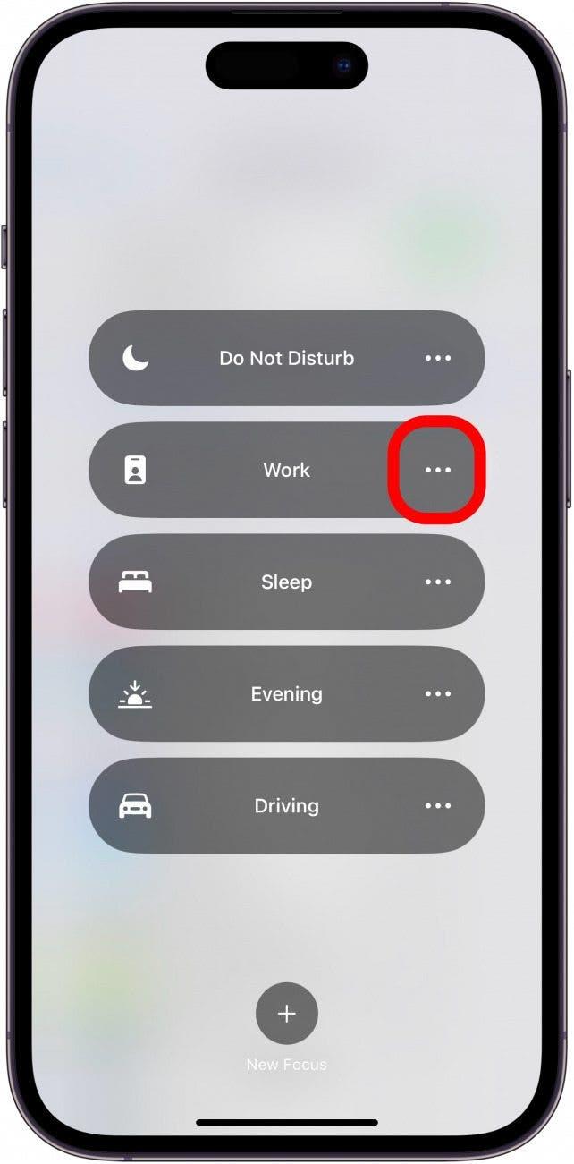 초점 목록을 표시하는 아이폰 초점 제어 센터 바로 가기 메뉴. 작업 초점 오른쪽에 있는 세 개의 점 주위에 빨간색 원이 있습니다.