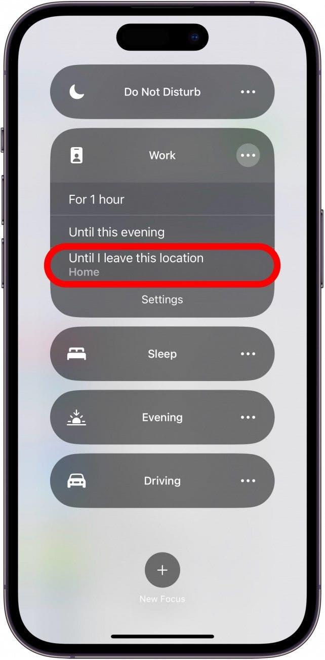 작업 초점에서 확장되는 추가 옵션이 있는 iPhone 초점 제어 센터 바로 가기 메뉴: 1시간 동안, 오늘 저녁까지, 이 위치를 떠날 때까지, 마지막 옵션 주위에 빨간색 원이 있습니다.