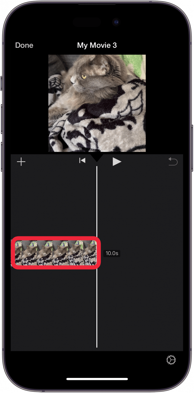 schermata di editing dell'app iphone imovie con un riquadro rosso intorno al video nella traccia di editing