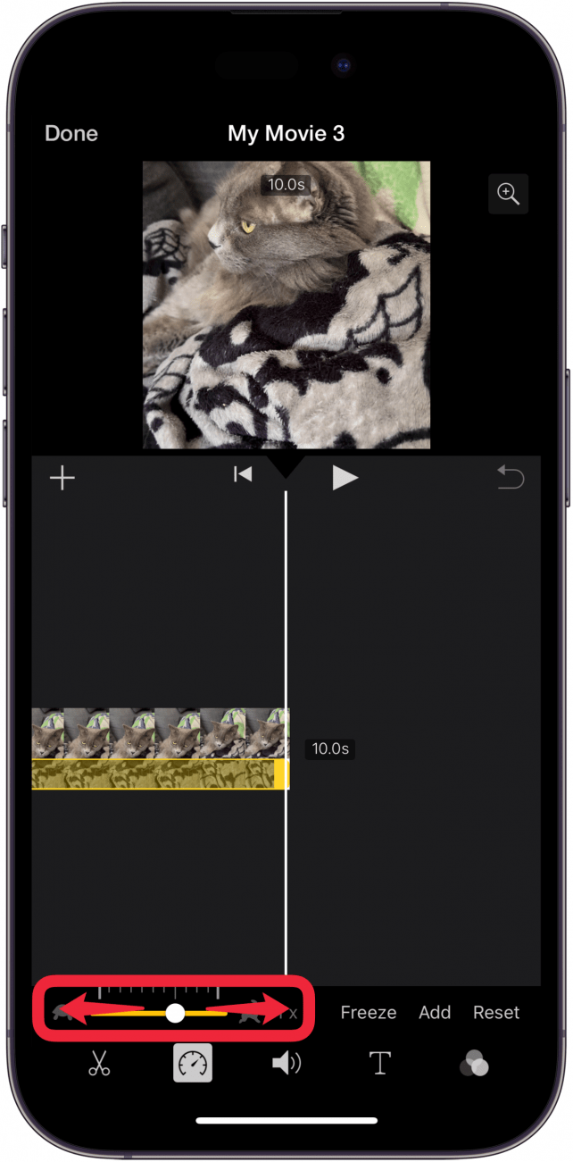 екран за редактиране на приложението iphone imovie с червена рамка около плъзгача за скорост със стрелки, сочещи наляво и надясно, което показва, че потребителят може да плъзне плъзгача наляво или надясно