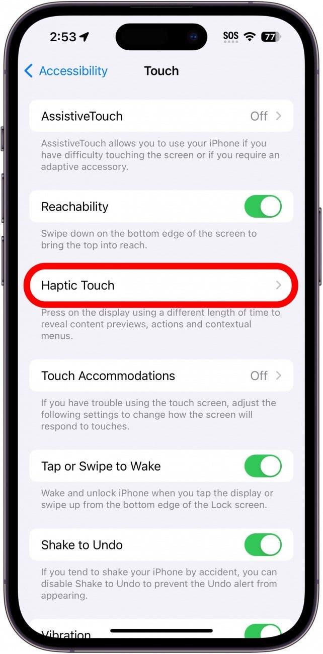 Réglages de l'accessibilité de l'iPhone avec le toucher haptique entouré en rouge