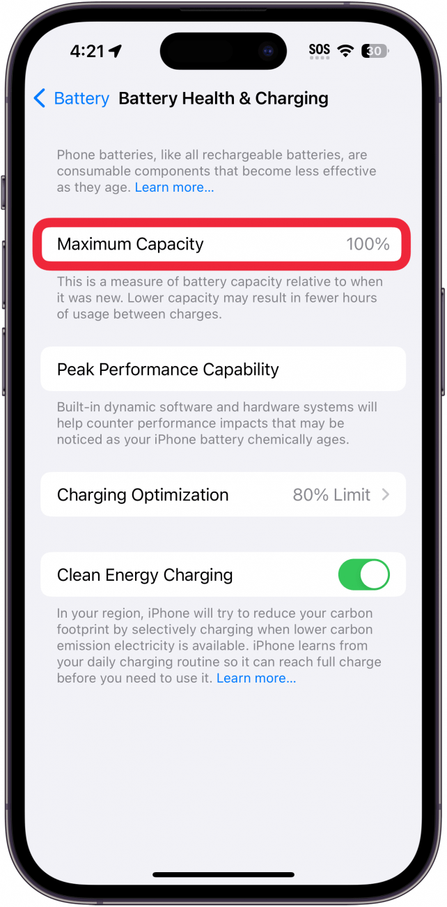 Écran de santé de la batterie de l'iPhone avec un encadré rouge autour de la capacité maximale, qui est de 100 %.