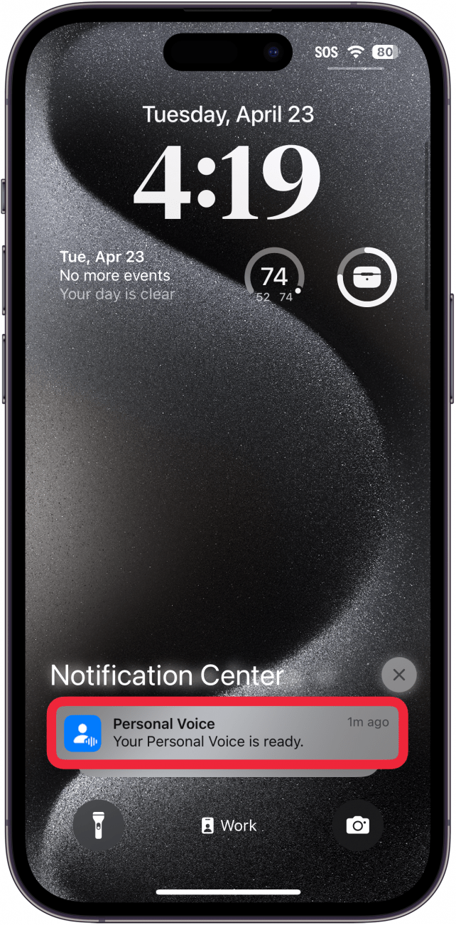 Centrum oznámení iphone zobrazující oznámení z osobního hlasu, které uživatele informuje, že jeho osobní hlas je připraven.