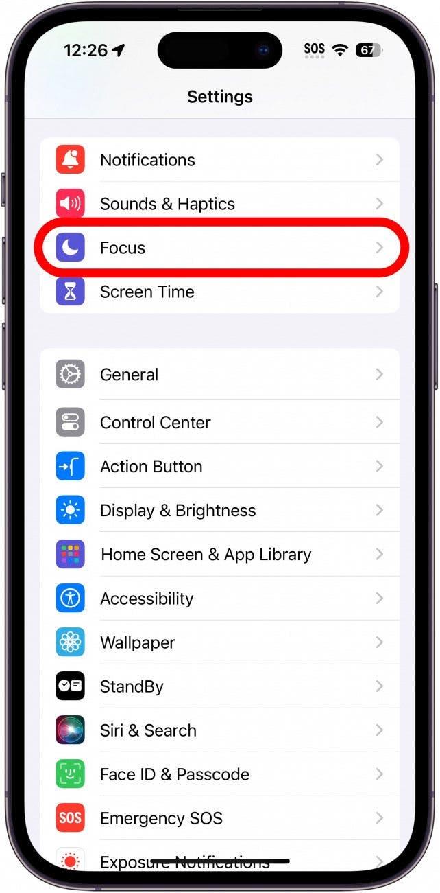 ajustes del iphone con la opción de enfoque rodeada en rojo