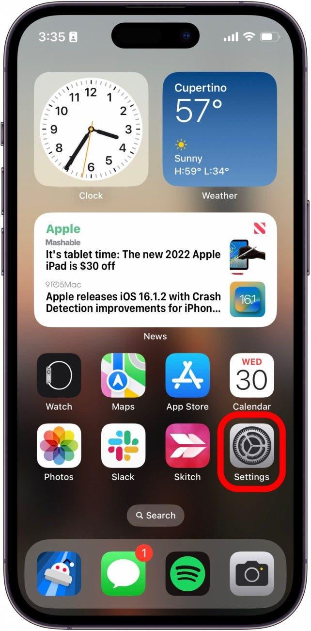 설정 앱이 빨간색 원으로 표시된 아이폰 홈 화면