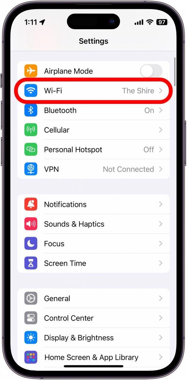 Wi-Fi 옵션이 빨간색 동그라미로 표시된 iPhone 설정