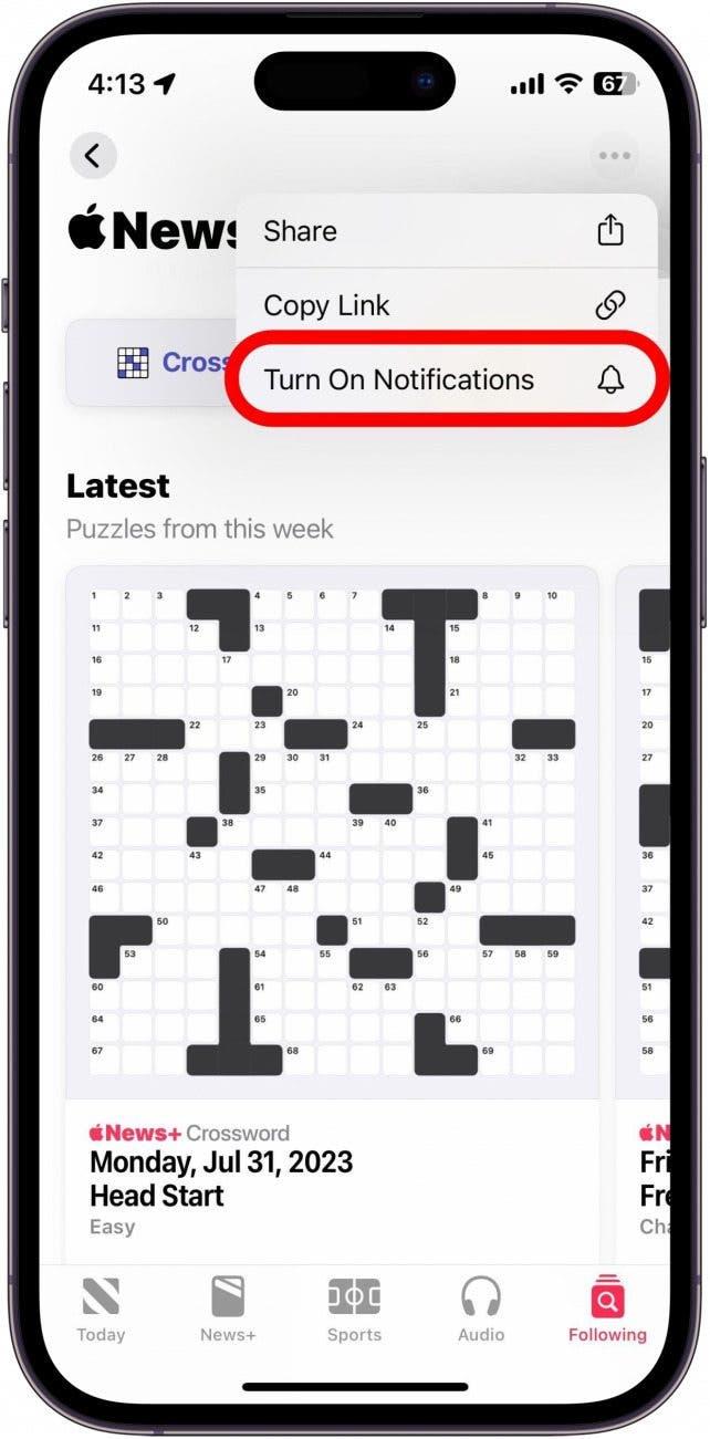 apple news puzzles com o botão de ativar notificações circulado a vermelho