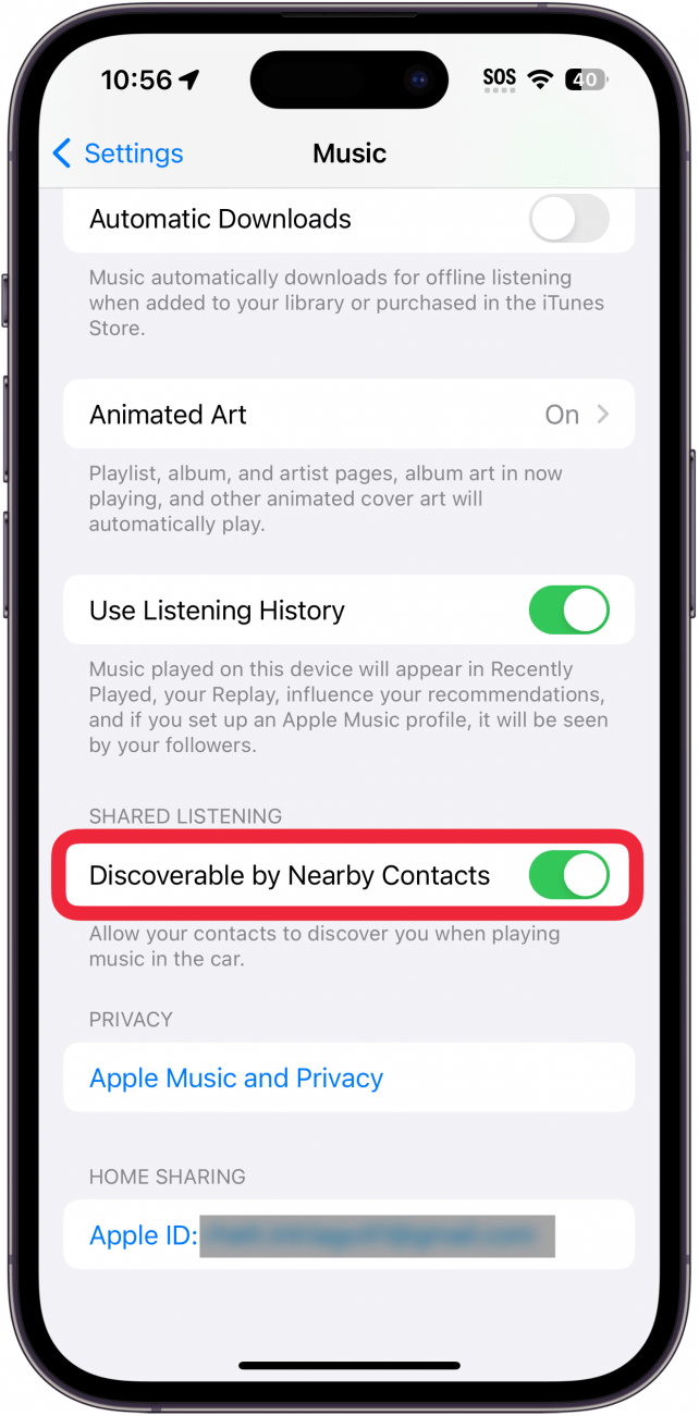 주변 연락처에서 검색 가능한 주위에 빨간색 상자가있는 iPhone 음악 설정 토글