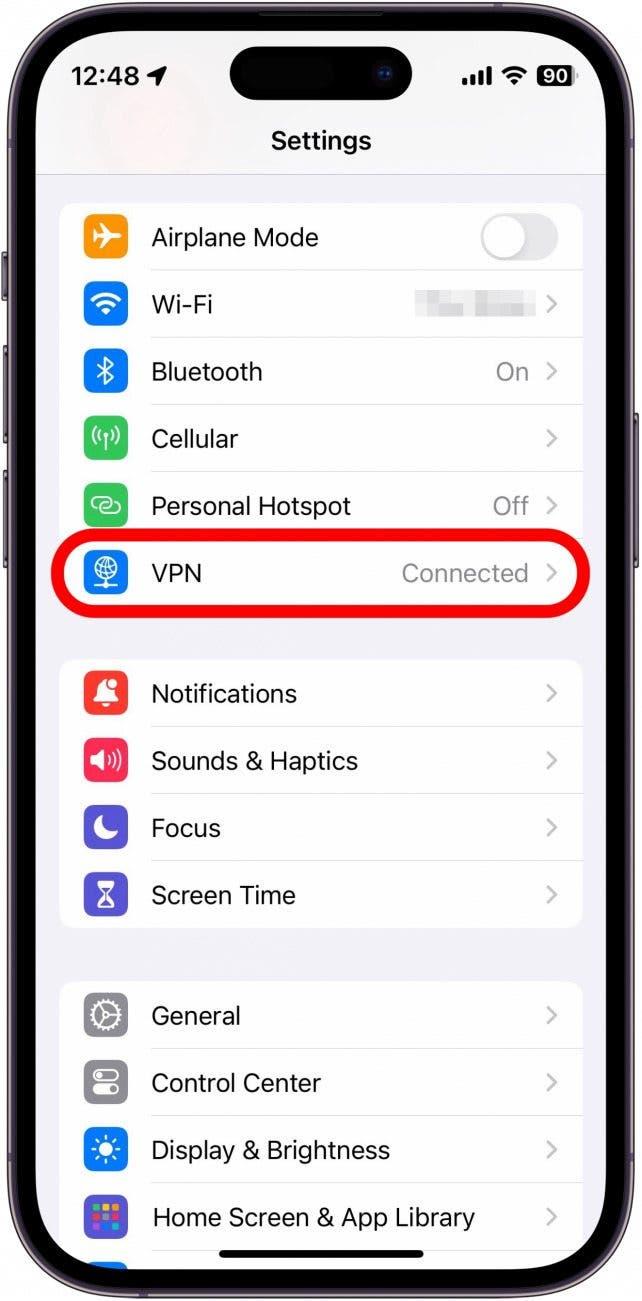 Réglages iphone avec le VPN entouré en rouge