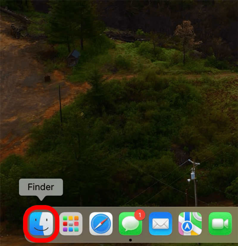 escritorio de macOS con un recuadro rojo alrededor del icono del Finder
