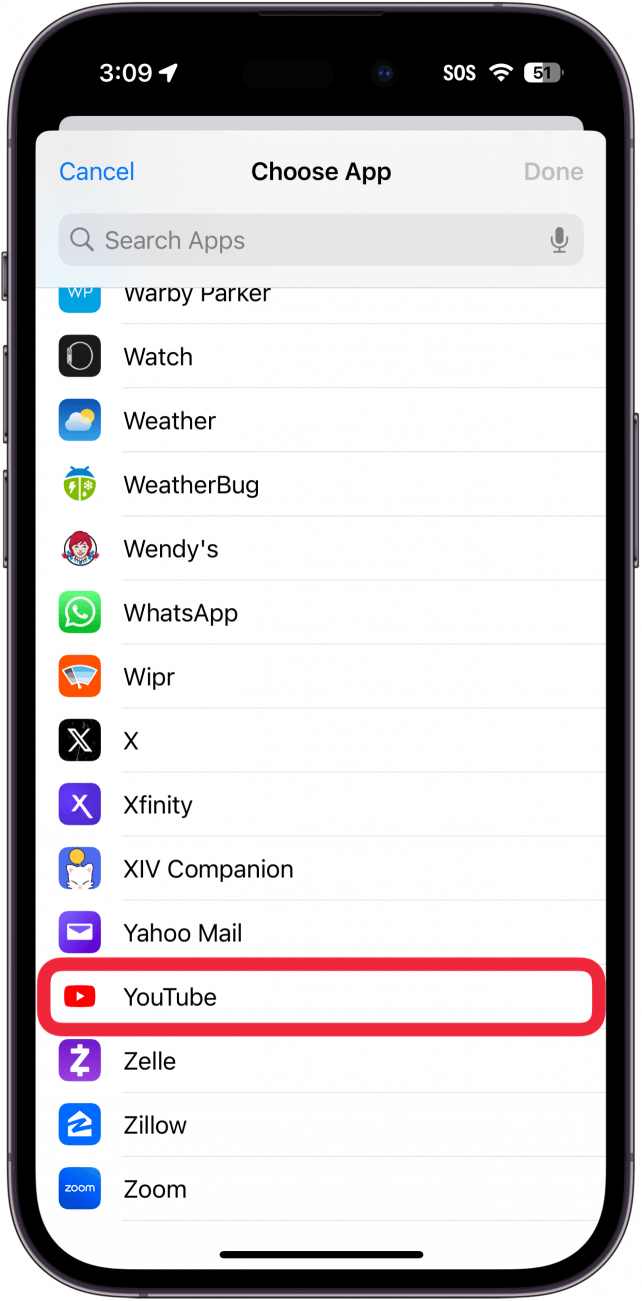 impostazione dell'automazione delle scorciatoie per iphone che visualizza un elenco di app con un riquadro rosso intorno all'app youtube