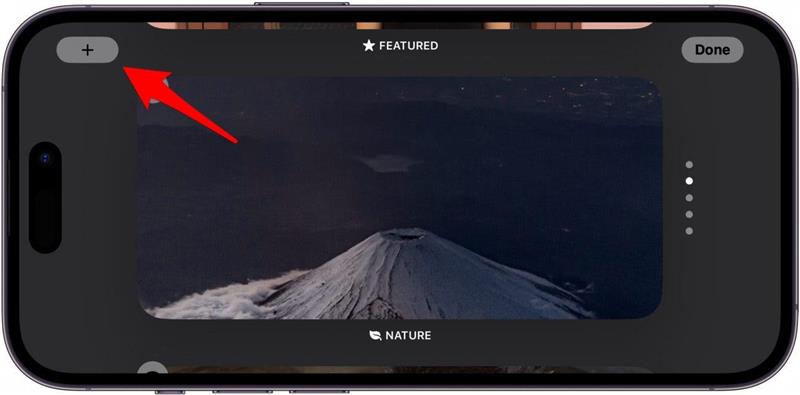 écran des photos en veille de l'iphone avec une flèche rouge pointant vers l'icône plus