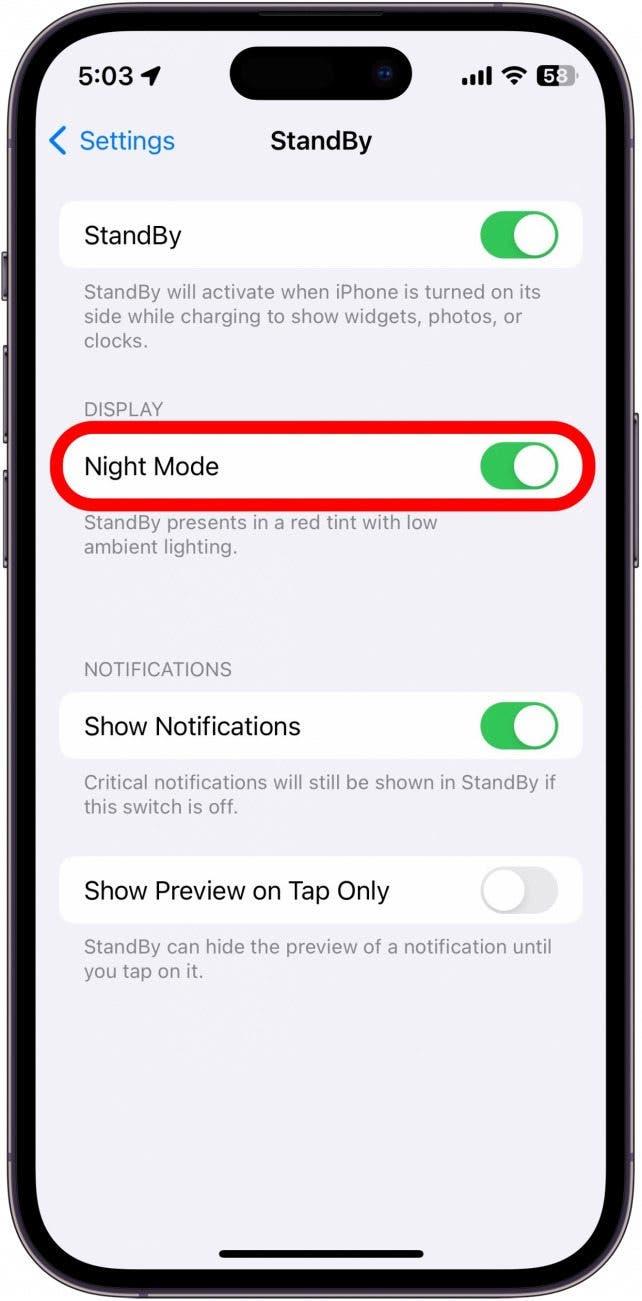 iphone standby settings with night mode toggle rodeado en rojo