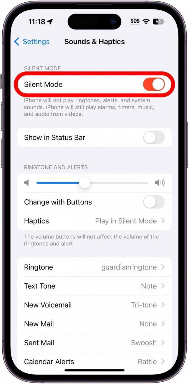 iphone 15 geluiden en haptiek instellingen met stille modus toggle rood omcirkeld