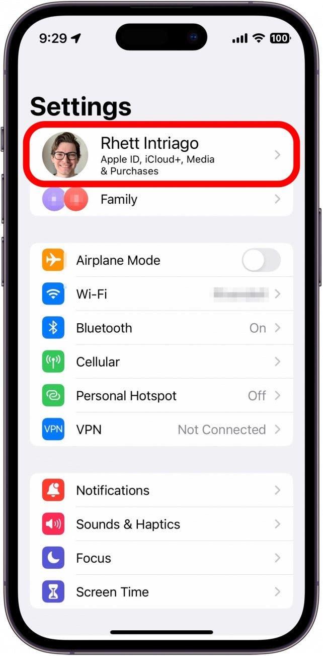 aplikace nastavení iphonu s červeným rámečkem kolem názvu apple id v horní části obrazovky