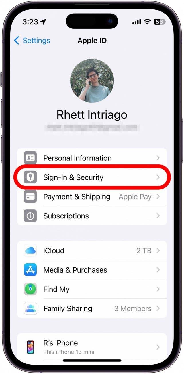 iphone apple id-innstillinger med rød boks rundt pålogging og sikkerhet